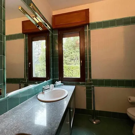 Villa Il Pescarino Jacuzzi With Lake View